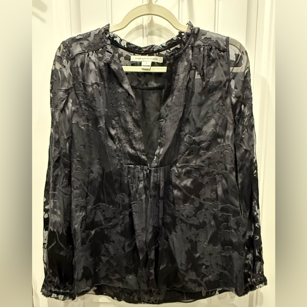Diane von Furstenberg Women’s Size 2 Silk Blend Burnout Velvet Blouse EUC - Picture 1 of 4